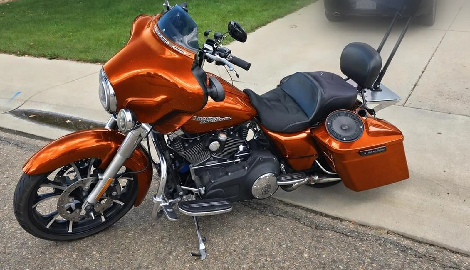 After: the same Street Glide with metallic Tangerine paint applied in IRON WIDE OPEN